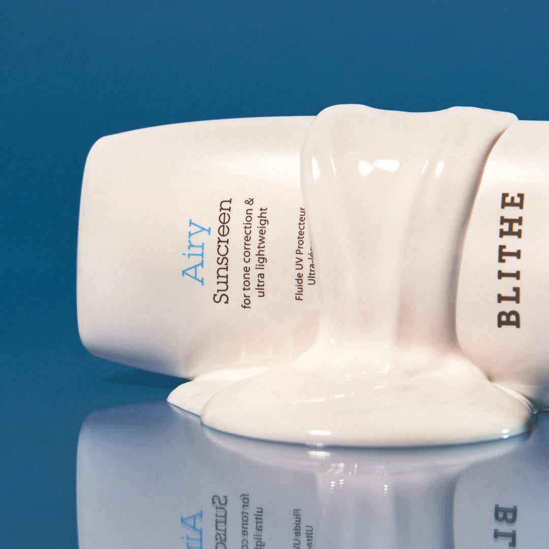 Décris l'image en français: BLITHE Airy Sunscreen 50ml, tube crème solaire sur fond bleu, marque BLITHE visible.