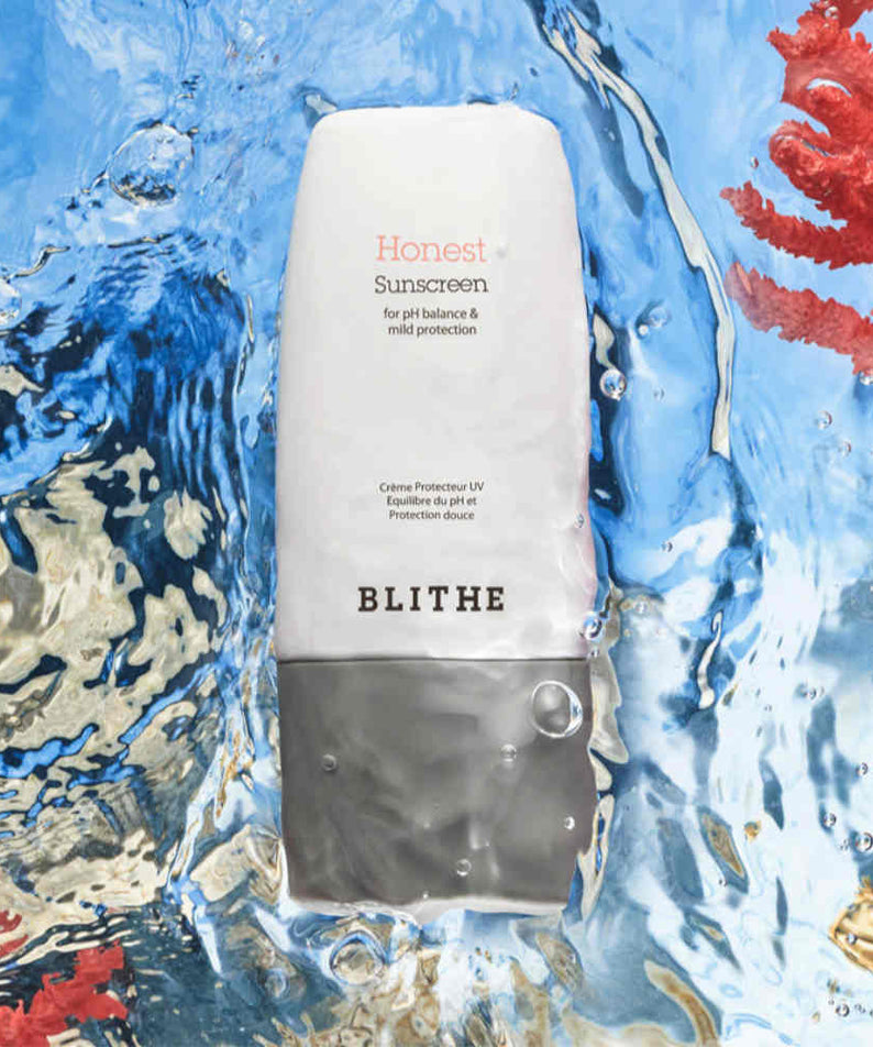 BLITHE Honest Sunscreen 50ml : flacon posé sur éclaboussures d’eau, marque BLITHE, contexte aquatique visuel