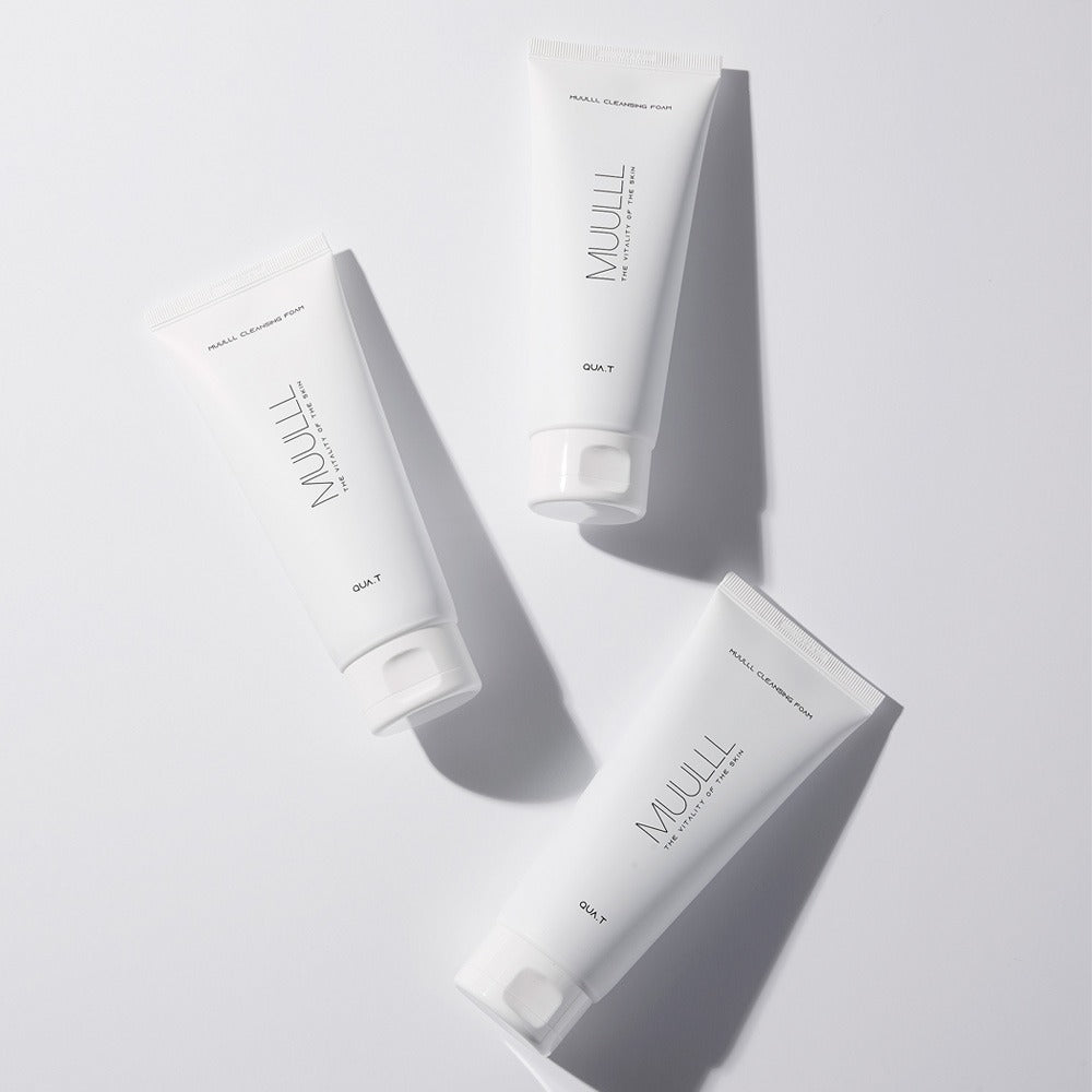 QUA-T Cleansing foam 150g de QUA-T, tube de mousse nettoyante sur fond blanc, style minimaliste.