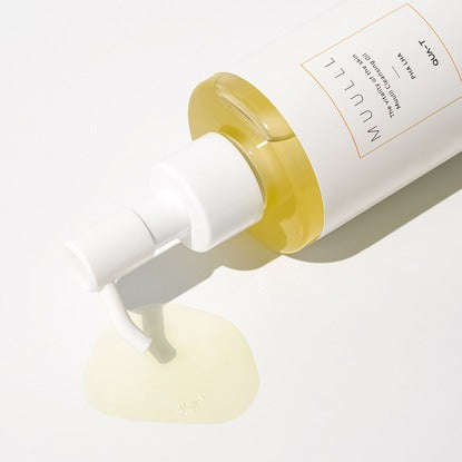 QUA-T Cleansing oil 200ml, flacon blanc marque QUA-T avec texture d’huile jaune sur fond clair