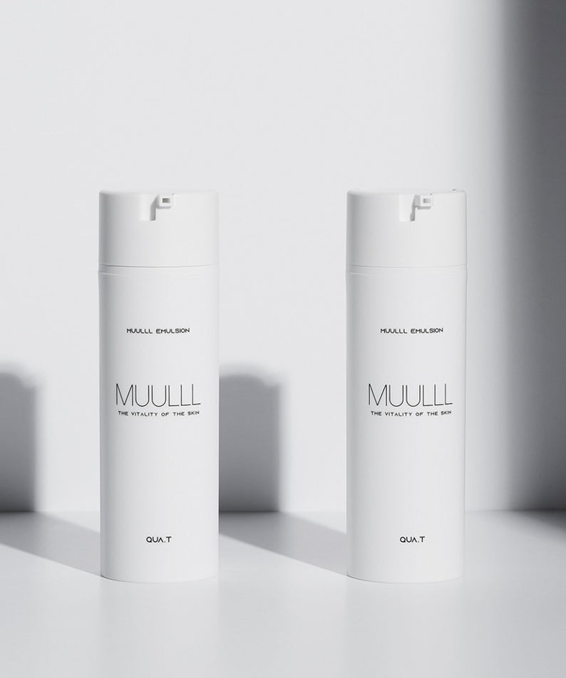 QUA-T Emulsion 150ml de la marque QUA-T : flacons blancs sur fond clair, mise en scène produit en studio.