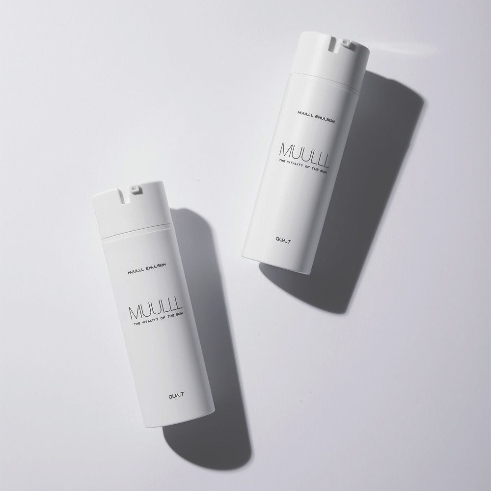QUA-T Emulsion 150ml de MUULLI, flacon blanc sur fond clair, lumière et ombres nettes.