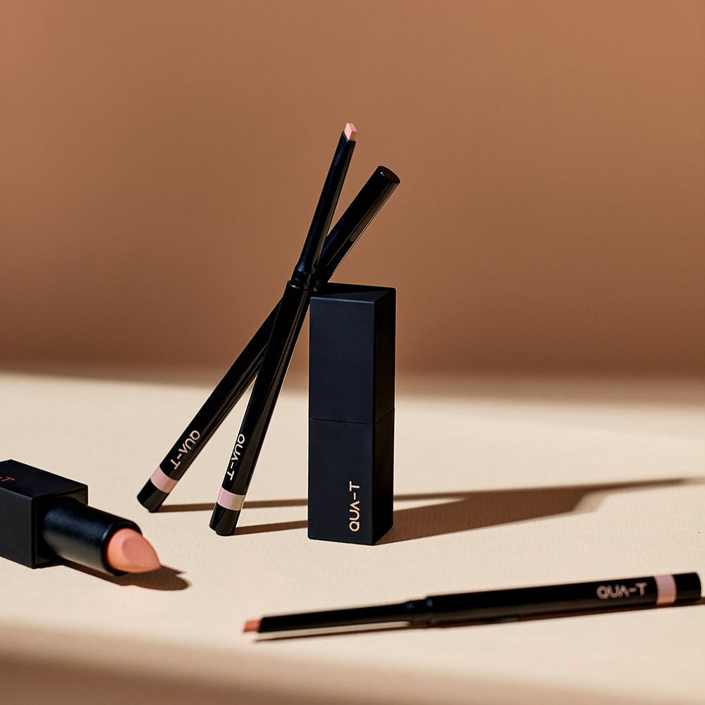 QUA-T NEW My Mood Lip Liner MUULLL, crayons à lèvres sur fond beige, contexte maquillage en studio.