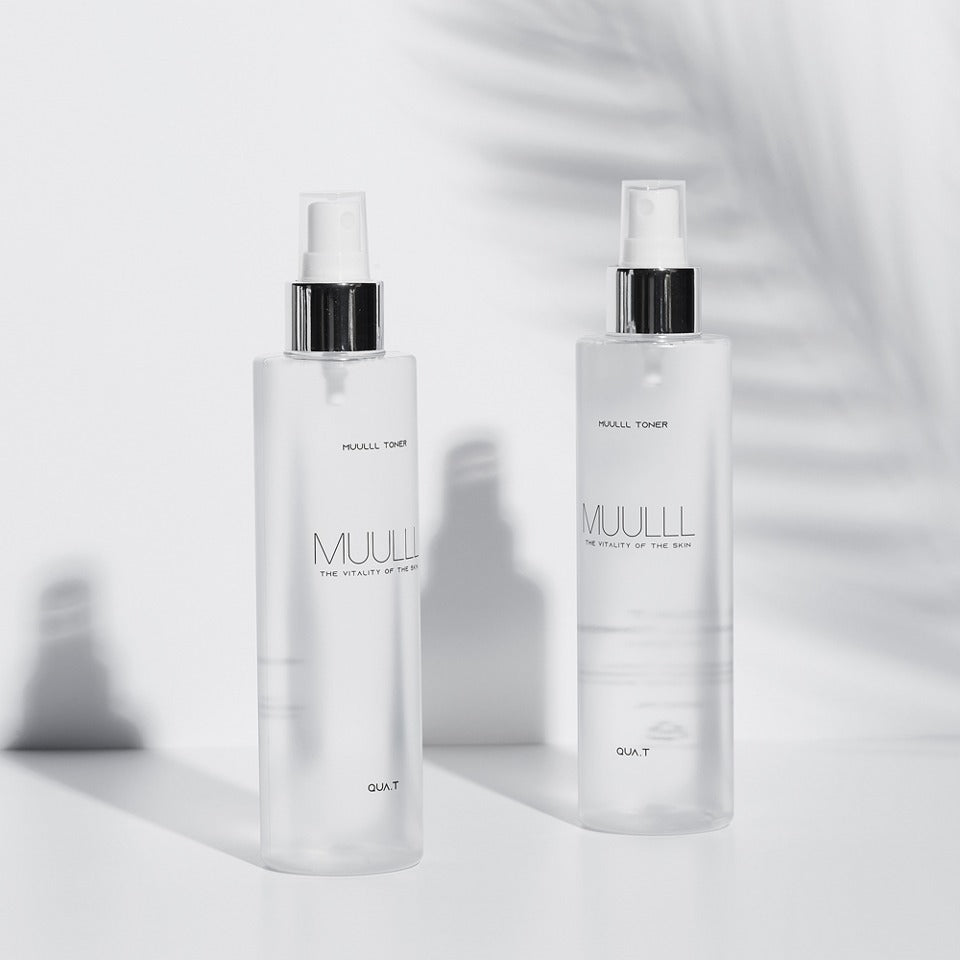 QUA-T Petavegan Large Capacity Toner 300ml de marque QUA-T, bouteilles sur fond blanc minimaliste, contexte spa.