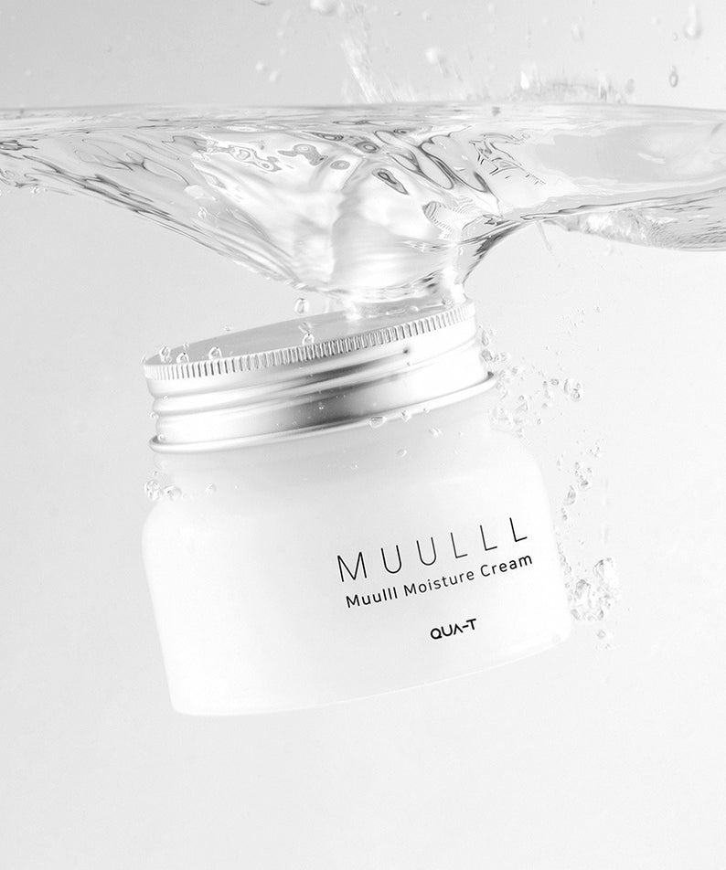 QUA-T Subuji Moisture Cream 100ml : pot blanc avec eau éclaboussures, fond lumineux, crème hydratante de la marque QUA-T.