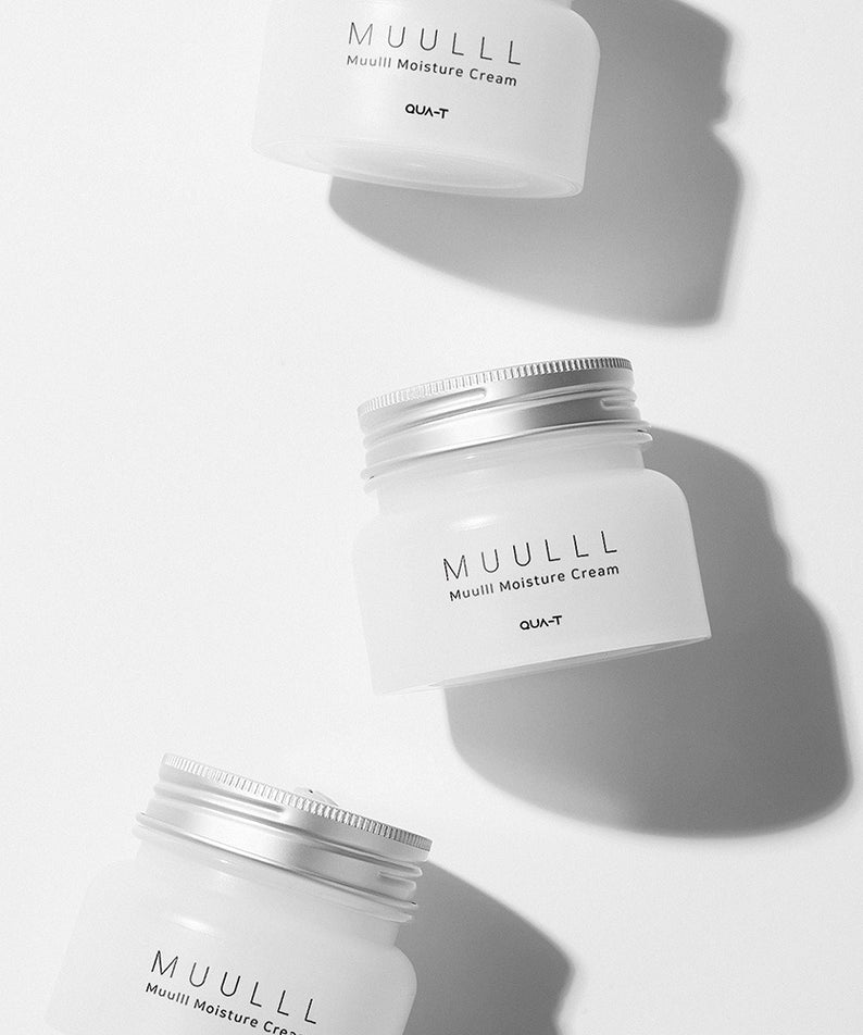 QUA-T Subuji Moisture Cream 100ml MUULLL, pots de crème blancs sur fond clair, ambiance studio minimaliste.