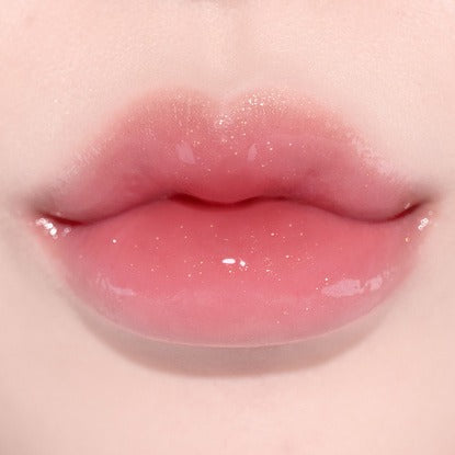 Lèvres nues avec éclat nacré, QUA-T The Glass Tattoo Tint Pearl Edition (marque QUA-T), effet glossy pearlé sur peau
