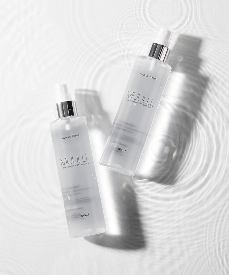 QUA-T Toner 200ml, flacon MUOULL sur fond crème avec cercles, lumière douce et fond graphique.