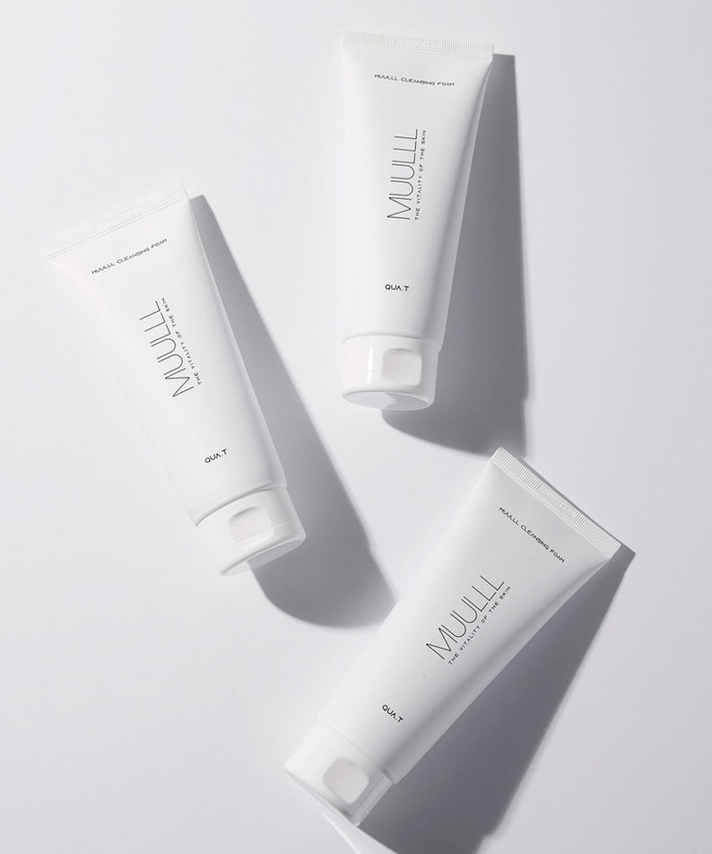 Trois tubes de QUA-T Cleansing foam 150g sur fond blanc, conçu pour un nettoyage en profondeur du visage.