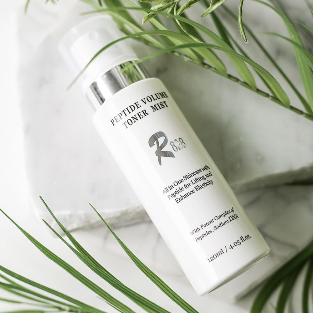 R828 Peptide Volume Toner Mist, flacon cosmétique éclairé avec herbes vertes; présentation skincare, marque Peptide Volume