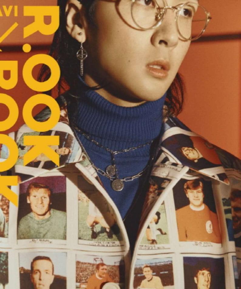 RAVI - [R.OOK BOOK] 2ND - Album Kpop : portrait de RAVI aux lunettes, style pop rétro, couverture orange.
