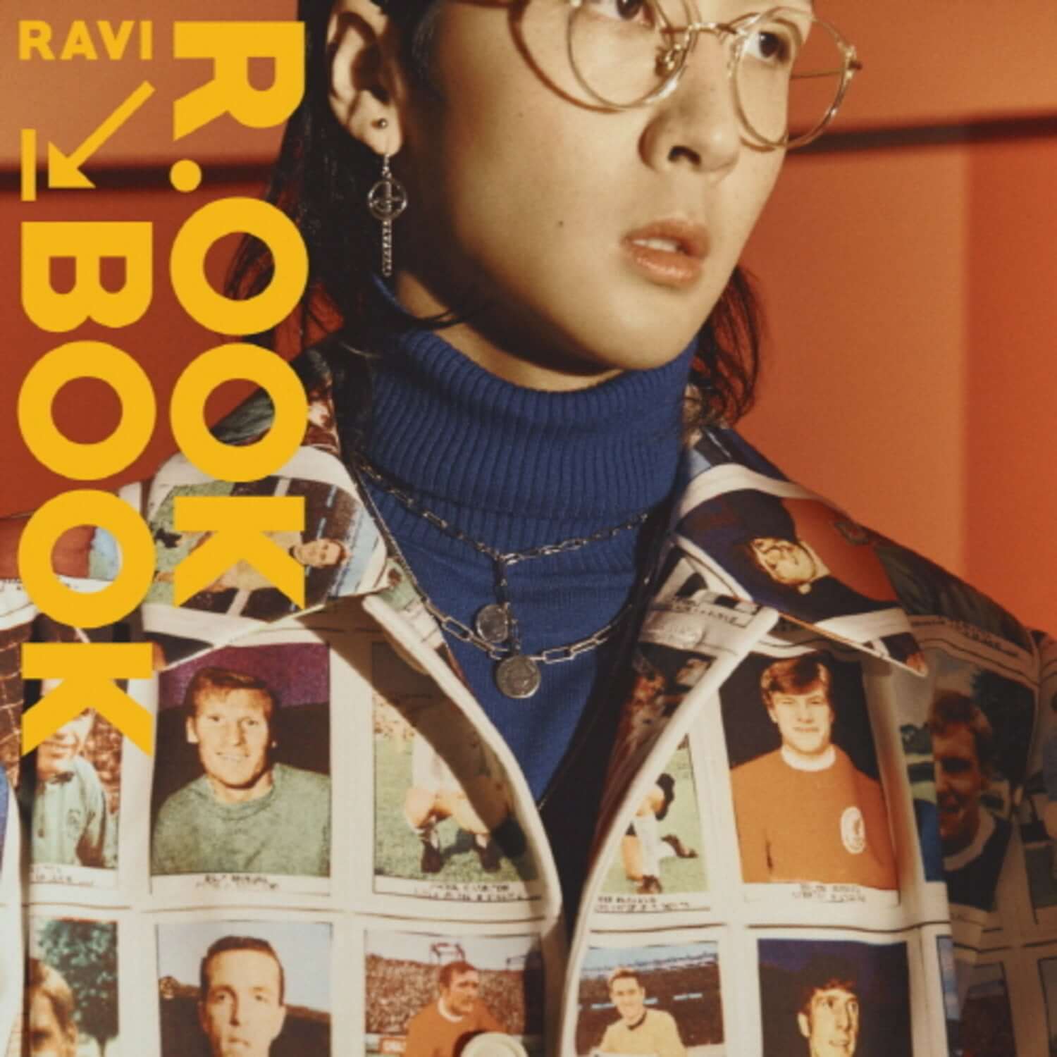 RAVI - [R.OOK BOOK] 2ND - Album Kpop : portrait de RAVI aux lunettes, style pop rétro, couverture orange.