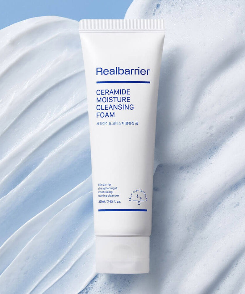REAL BARRIER Ceramide Moisture Cleansing Foam 220ml de RealBarrier, tube sur fond bleu; mousse et contexte beauté.