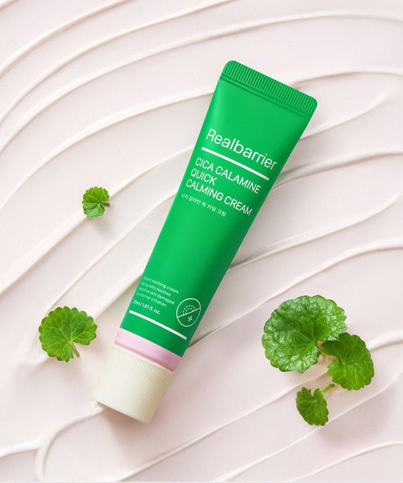 REAL BARRIER Cica Calamine Quick Calming Cream 30ml de la marque Real Barrier, tube vert sur fond crème avec feuilles vertes.
