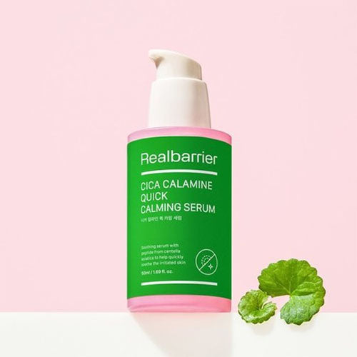 REAL BARRIER Cica Calamine Quick Calming Serum 50ml de Realbarrier, flacon blanc vert sur fond rose avec feuilles de cica