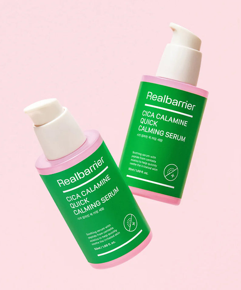 REAL BARRIER Cica Calamine Quick Calming Serum 50ml, flacons Realbarrier sur fond rose pastel, visuel produit apaisant