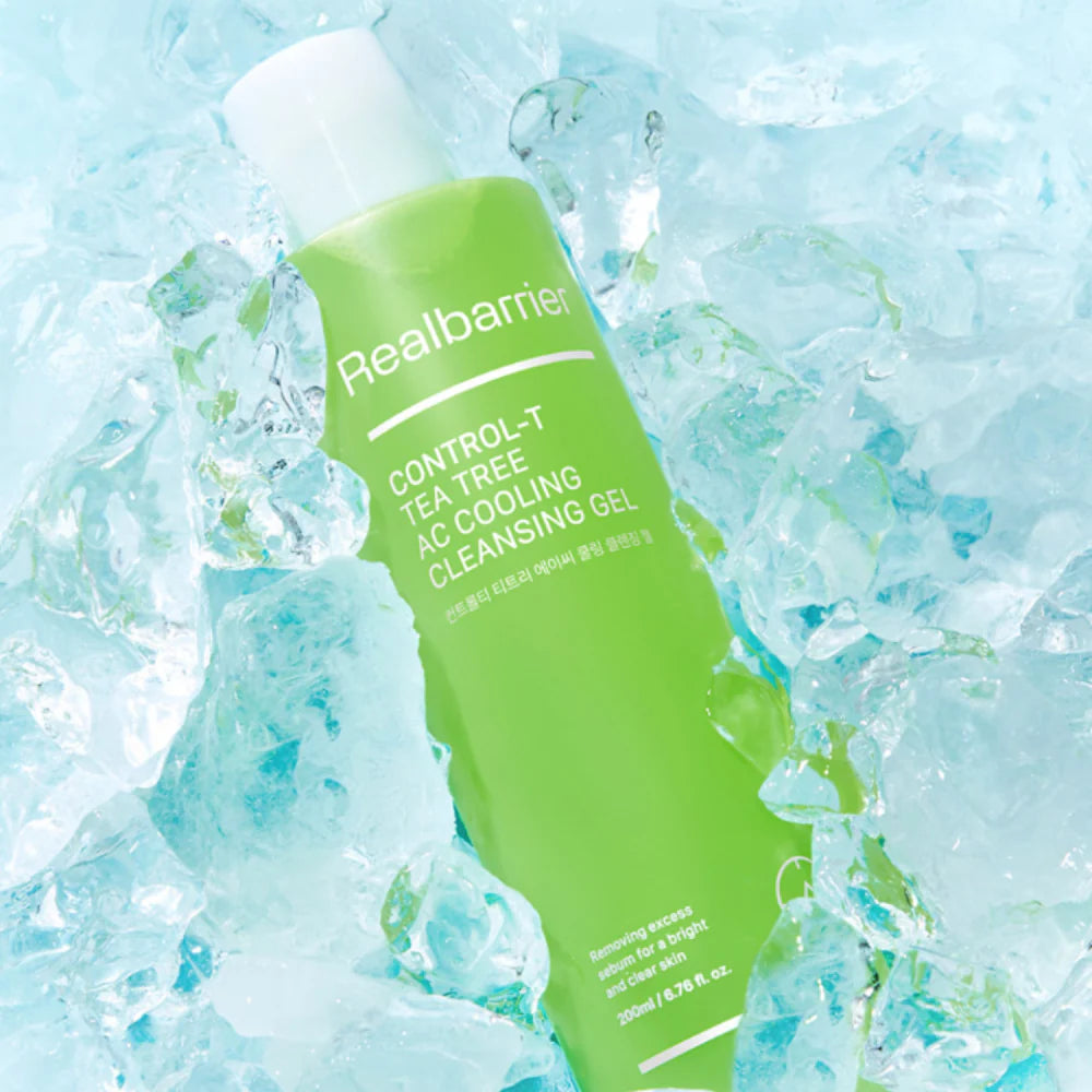REAL BARRIER Control-T Tea Tree AC Cooling Cleansing Gel 200ml, marque Real Barrier, flacon vert sur fond glace bleue, ambiance fraîche.
