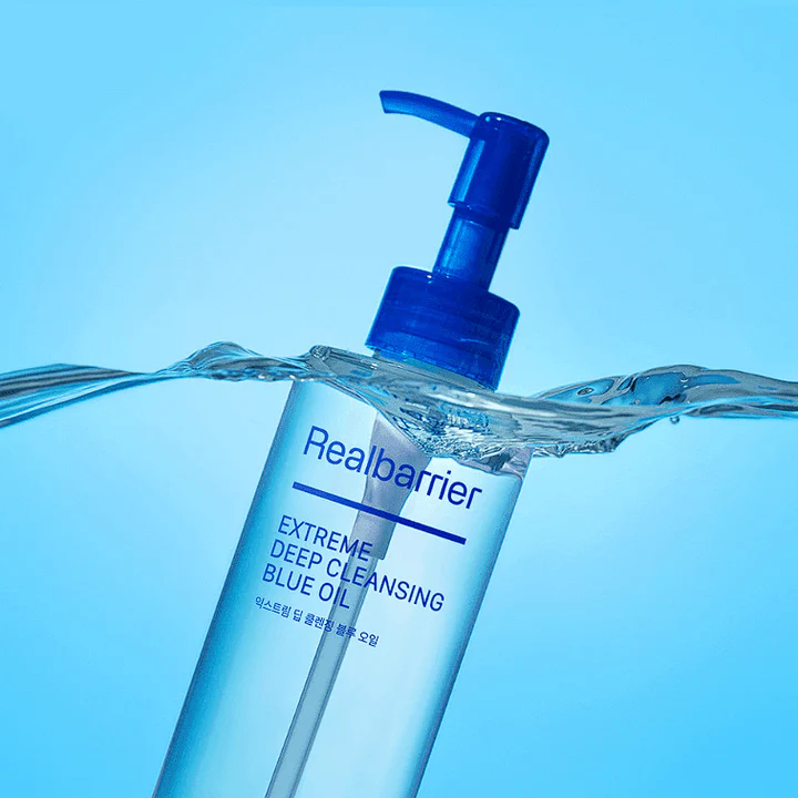 REAL BARRIER Extreme Deep Cleansing Blue Oil 200ml de Real Barrier, flacon bleu sur fond bleu avec jet d’eau