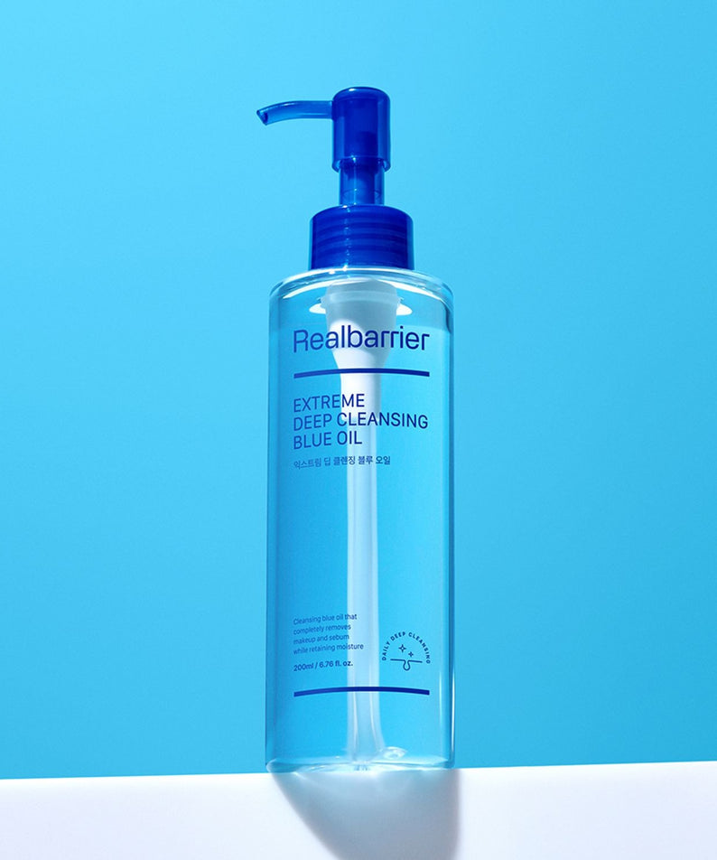 REAL BARRIER Extreme Deep Cleansing Blue Oil 200ml, flacon pompe Realbarrier, fond bleu, visuel produit en studio