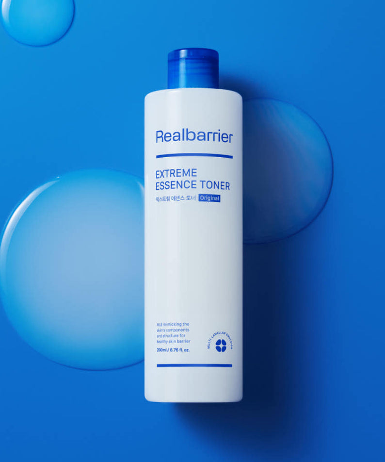 REAL BARRIER Extreme Essence Toner Original 200ml de Realbarrier sur fond bleu, flacons et sphères visuels skincare