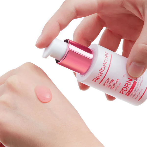 REAL BARRIER PDRN Radiance Repair Serum 30ml de la marque Real Barrier, main tenant le flacon sur peau, contexte beauté