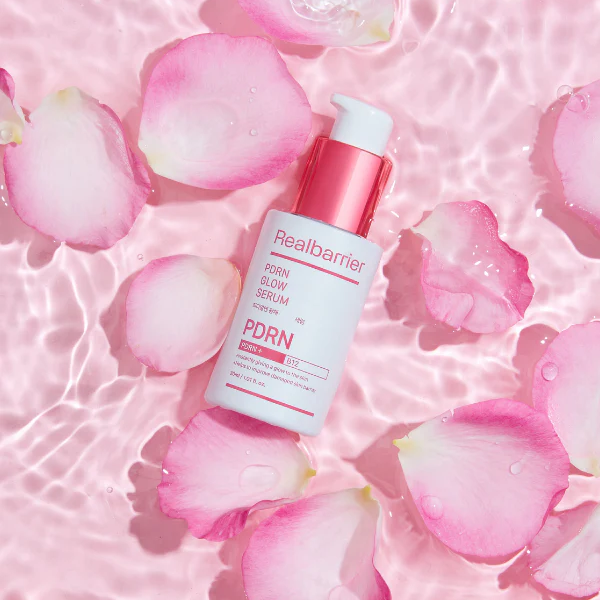 REAL BARRIER PDRN Radiance Repair Serum 30ml Realbarrier, flacon rose sur fond floral pétales et bulles, ambiance beauté.