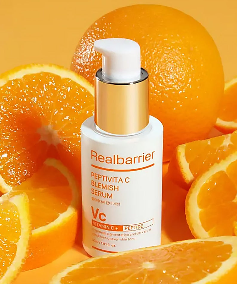 REAL BARRIER Peptivita C Blemish Serum 30ml de Realbarrier, flacon blanc sur fond d’oranges, vitamine C anti-imperfections