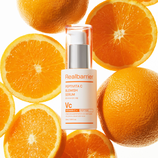 REAL BARRIER Peptivita C Blemish Serum 30ml Realbarrier, flacon blanc sur fond d’agrumes (oranges) en contexte skincare.