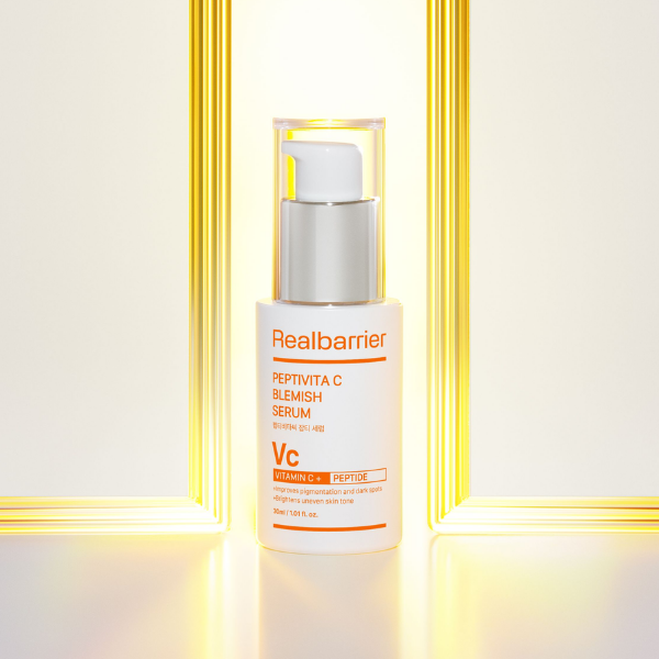 REAL BARRIER Peptivita C Blemish Serum 30ml de Realbarrier, flacon blanc-orange sur fond clair, style studio.