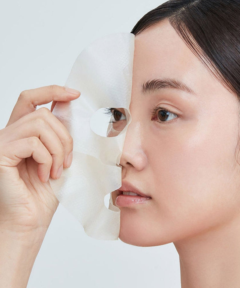 Femme appliquant le masque REAL BARRIER Retinol Pore Tightening Serum Gel Sheet sur visage, illustration des bienfaits hydratants et affinants.