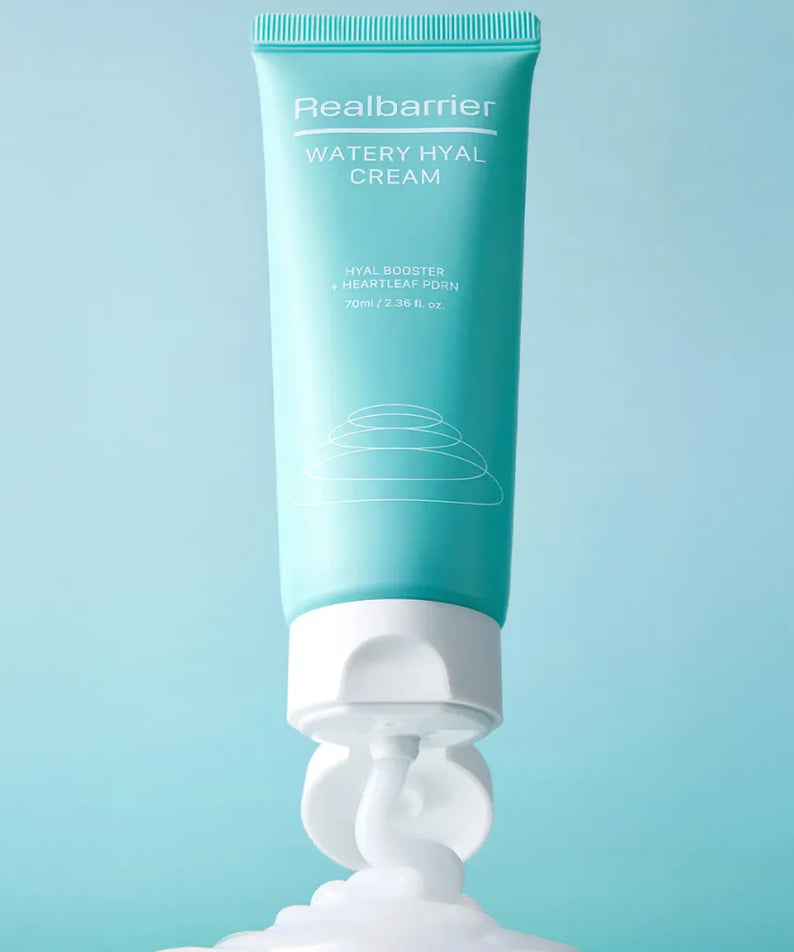 Décris l'image en français : REAL BARRIER Watery Hyal Cream 70ml Realbarrier, crème hydratante sur fond bleu clair.