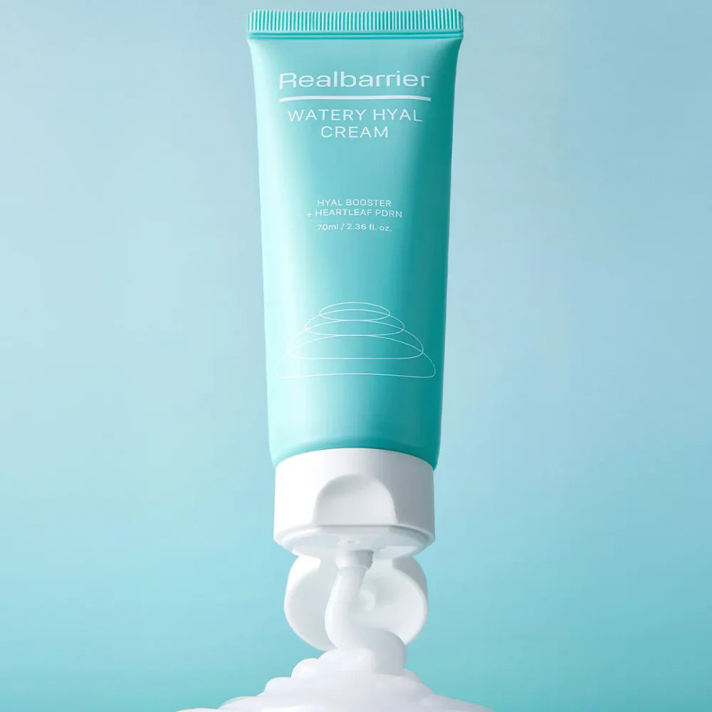 Décris l'image en français : REAL BARRIER Watery Hyal Cream 70ml Realbarrier, crème hydratante sur fond bleu clair.