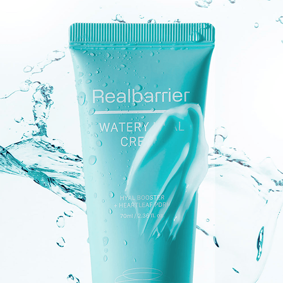 REAL BARRIER Watery Hyal Cream 70ml, tube Realbarrier bleu, fond éclaboussures d’eau, contexte soin hydratant.