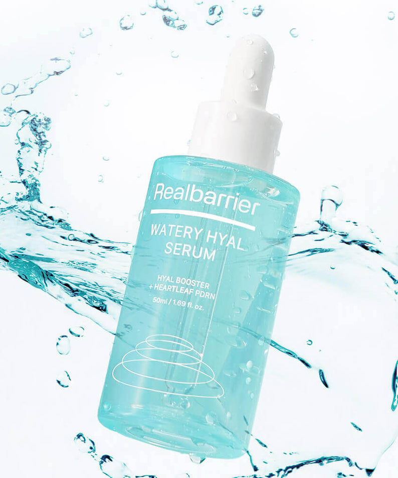 REAL BARRIER Watery Hyal Serum 50ml de Realbarrier, flacon bleu avec éclaboussures d’eau, contexte skincare visage