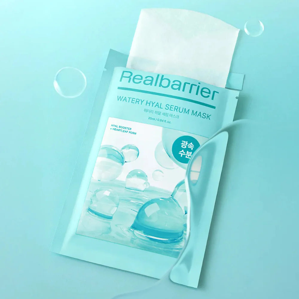 REAL BARRIER Watery Hyal Serum Mask 10 Sheets de la marque Realbarrier sur fond bleu, pochettes et seringue d’hyaluron.