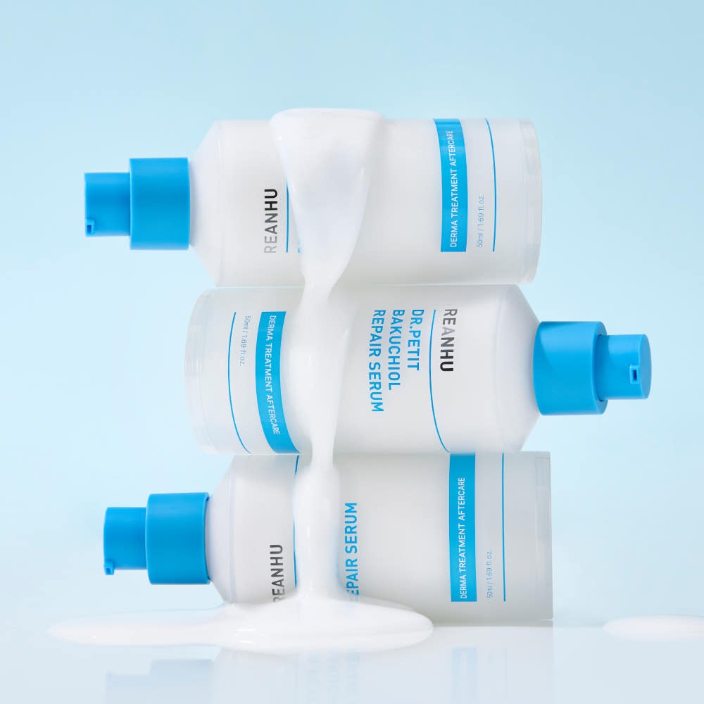 REANHU DR.PETIT Bakuchiol REPAIR Serum 50ml : sérum de marque en flacon sur fond bleu clair, visuel produit
