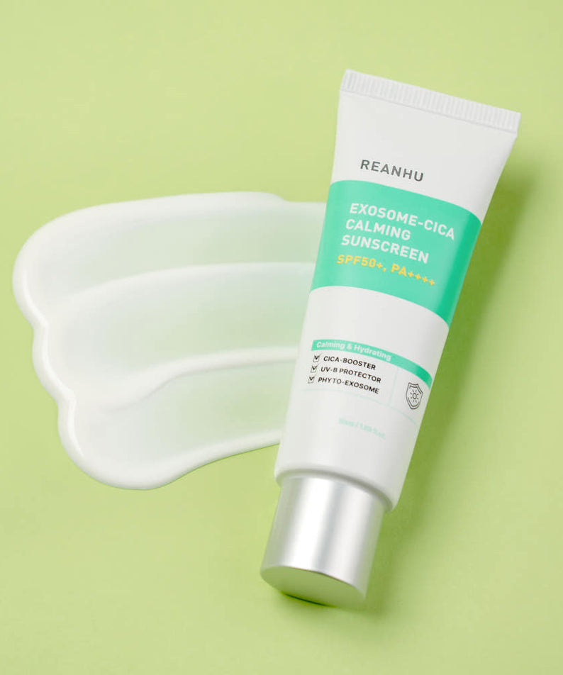 REANHU Exosome Cica Calming Sunscreen 50ml de la marque REANHU, tube sur fond vert pastel avec texture crème