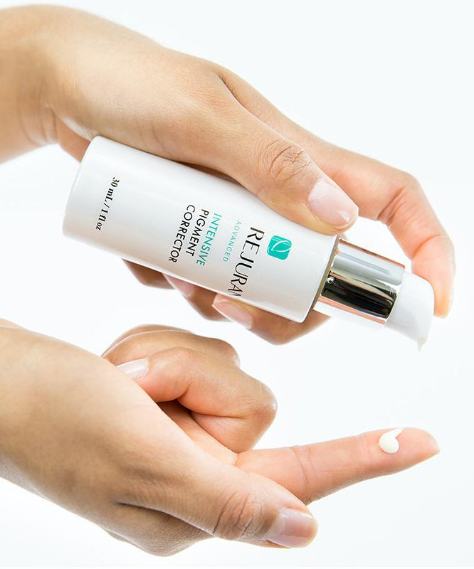 REJURAN Advanced Intensive Pigment Corrector 30ml, sérum correcteur de pigments appliqué sur un doigt, soin beauté professionnel.