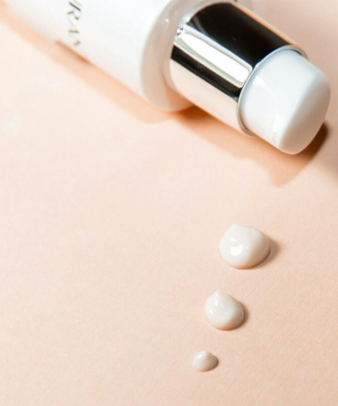 Flacon de REJURAN Advanced Intensive Pigment Corrector 30ml avec crème sur fond beige, soin anti-pigmentation.