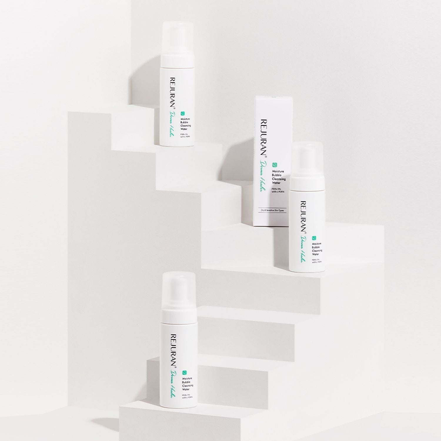 REJURAN Derma Healer Moisture Bubble Cleansing Water 150ml, flacon blanc sur cubes blancs, contexte visuel produit