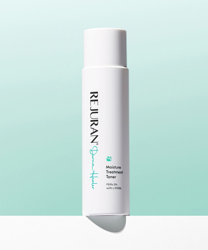 Photo du REJURAN Derma Healer Moisture Treatment Toner 150ml de la marque REJURAN sur fond turquoise.