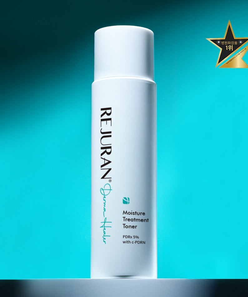 REJURAN Derma Healer Moisture Treatment Toner 150ml, bouteille blanche sur fond bleu, marque REJURAN, contexte produit.