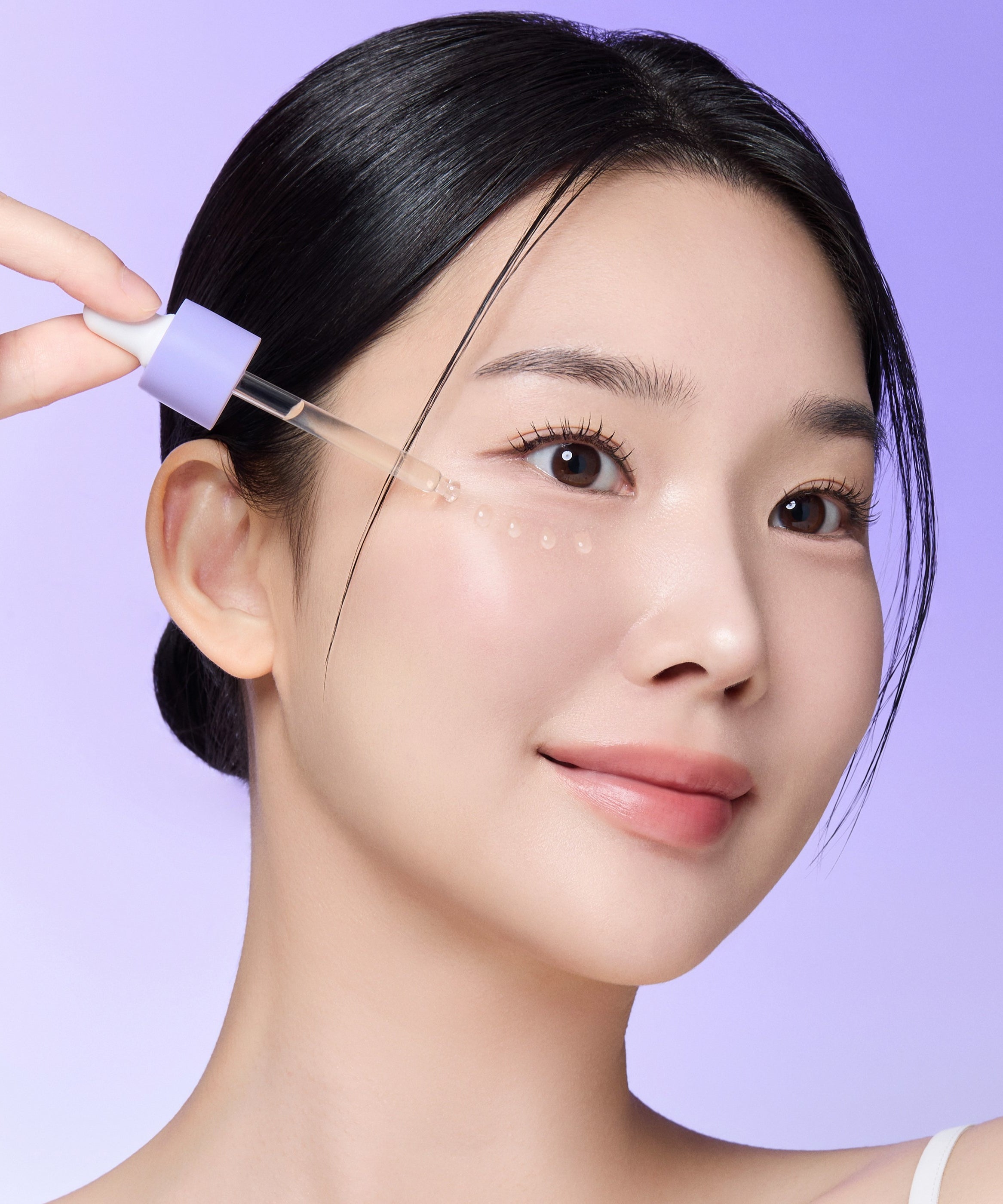 REJURAN Derma Healer Pore Tightening Ampoule 30ml, image femme avec ampoule appliquée pour pores resserrés, fond violet