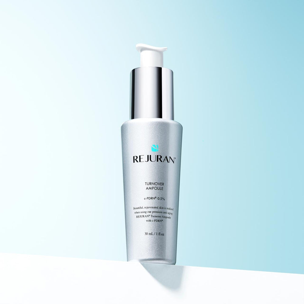 REJURAN Turnover Ampoule 30ml, flacon pompe argent sur fond bleu clair, produit cosmétique REJURAN