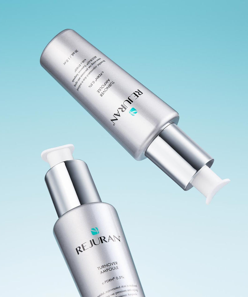 REJURAN Turnover Ampoule 30ml présenté sur fond bleu, produit de soin de la peau élégant et efficace.