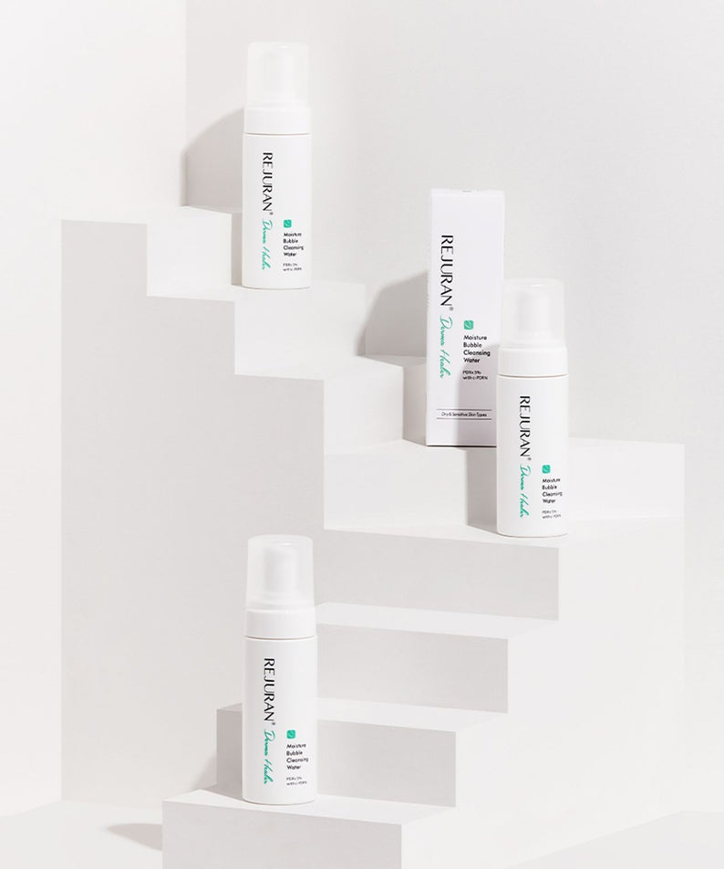 Bouteilles de REJURAN Derma Healer Moisture Bubble Cleansing Water 150ml sur un fond blanc élégant.