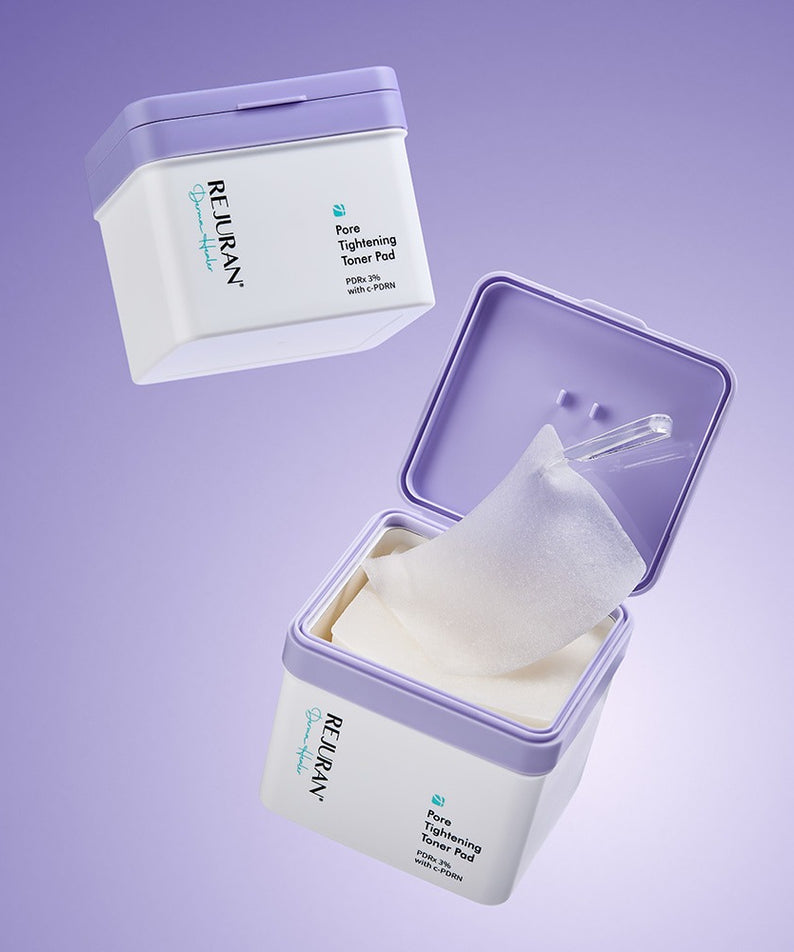 REJURAN Derma Healer Pore Tightening Toner Pads 220ml 60 sheets en boîte ouverte sur fond violet, produit de soin pour la peau.
