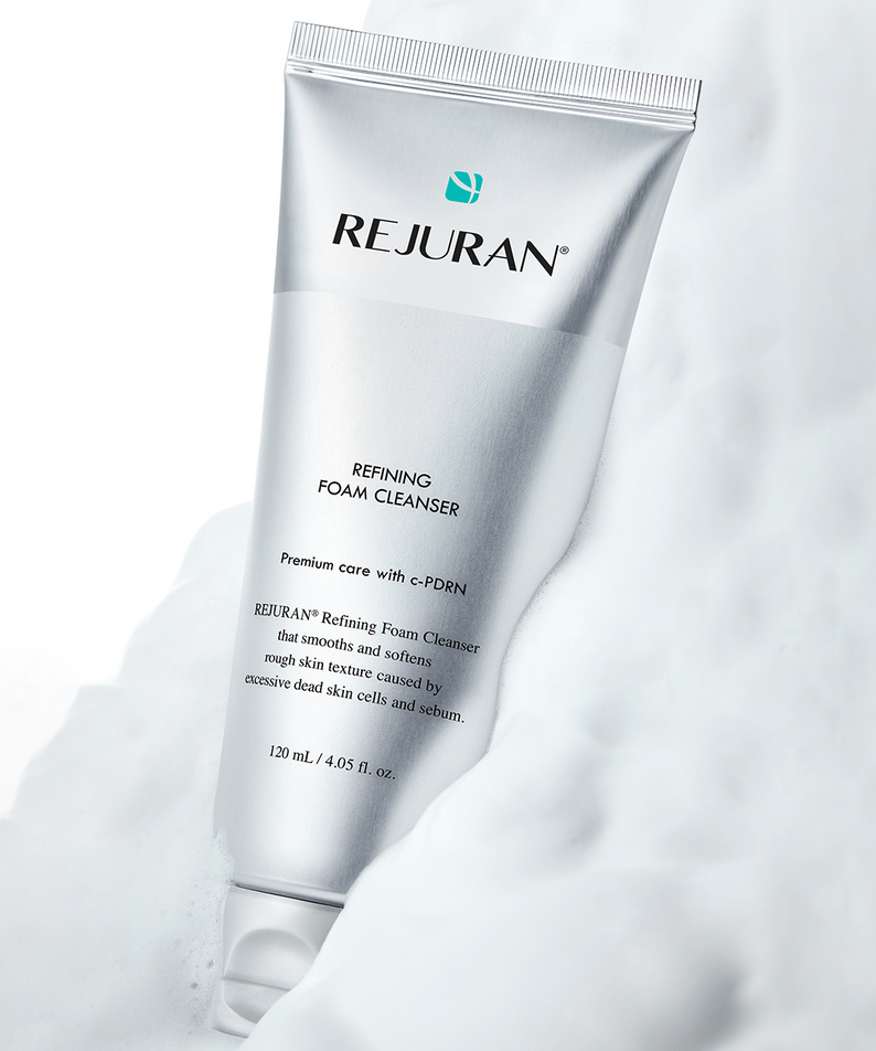 REJURAN Refining Foam Cleanser 120ml sur mousse, soin visage anti-imperfections, peau nette et douce. Image du produit en tube.