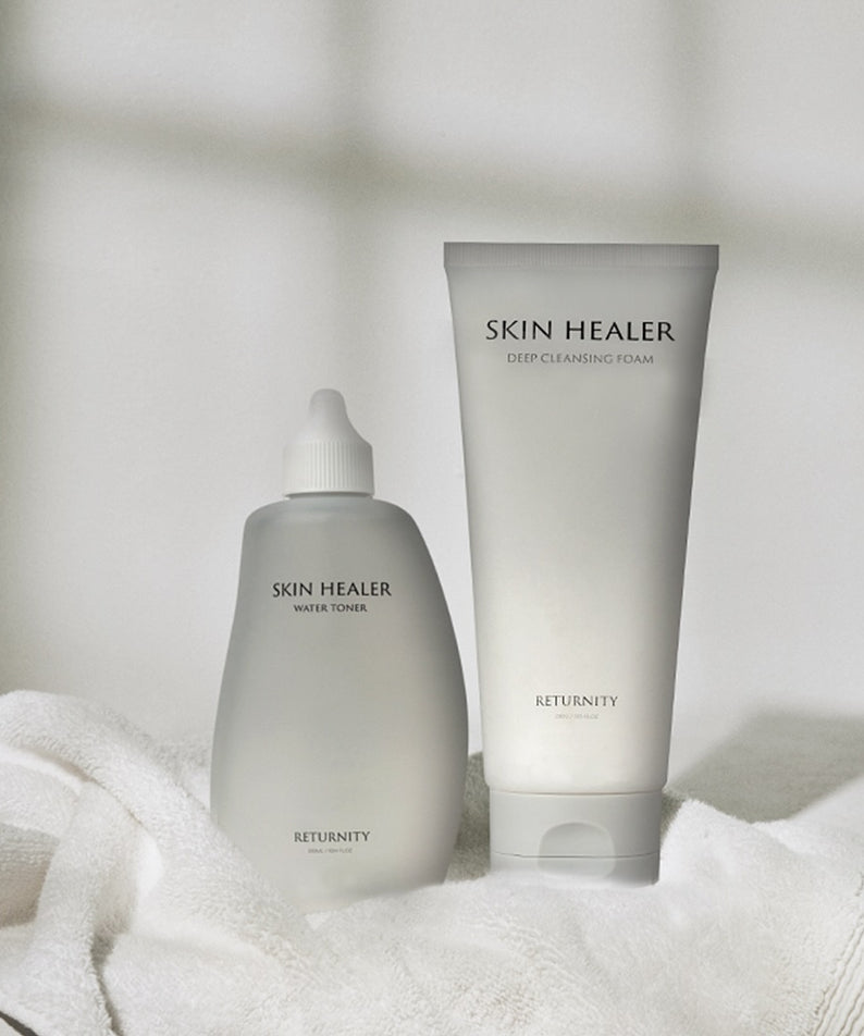RETURNITY Skin Healer Water Toner 300ml de la marque RETURNITY, présenté sur serviette blanche en salle de bain, flacon et tube