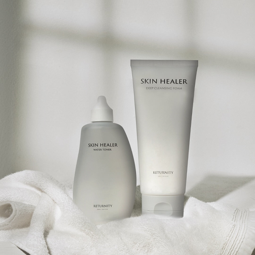 RETURNITY Skin Healer Water Toner 300ml de la marque RETURNITY, présenté sur serviette blanche en salle de bain, flacon et tube